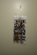 Motivational Wooden Wall Sign – "When Life Knocks Me Down" Quote Decor