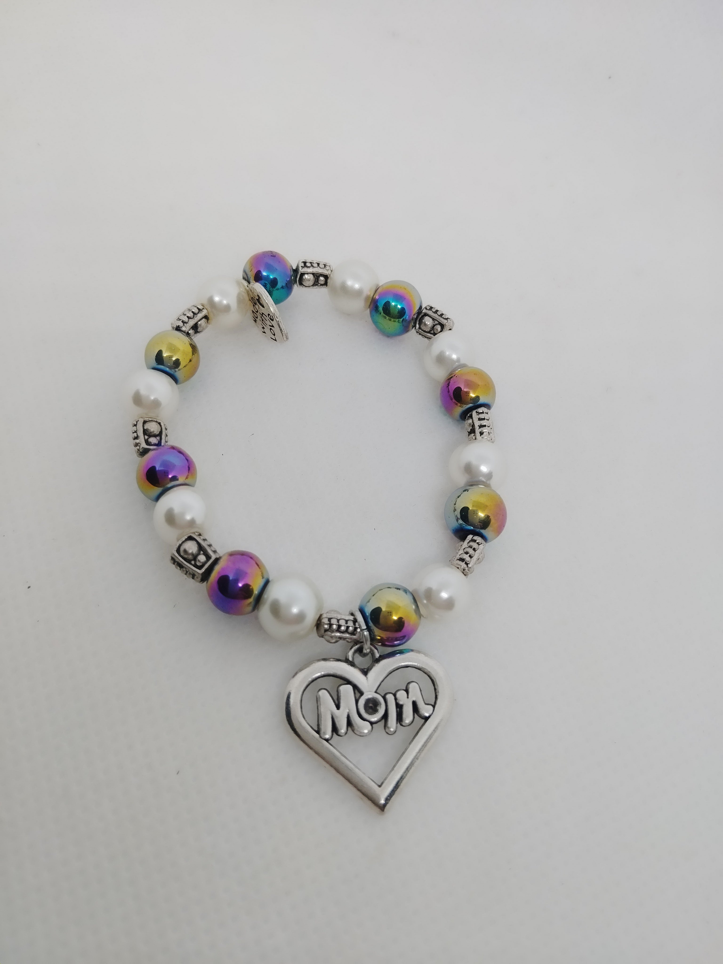 Mom Charm Beaded Bracelet – Iridescent Pearls, Perfect Gift for Mom