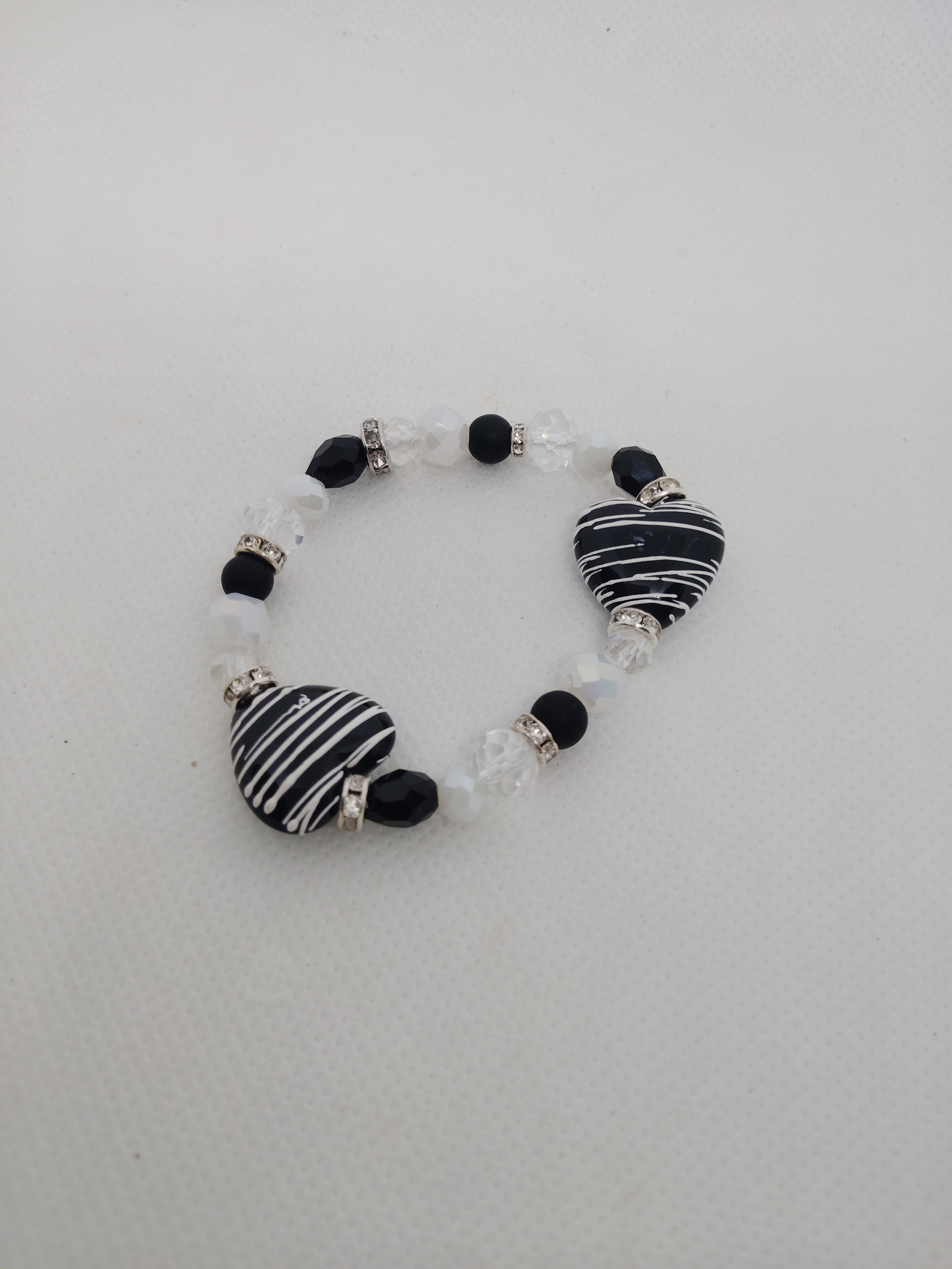 Elegant Heart Design Beaded Bracelet – Sophisticated Monochrome Statement Jewelry
