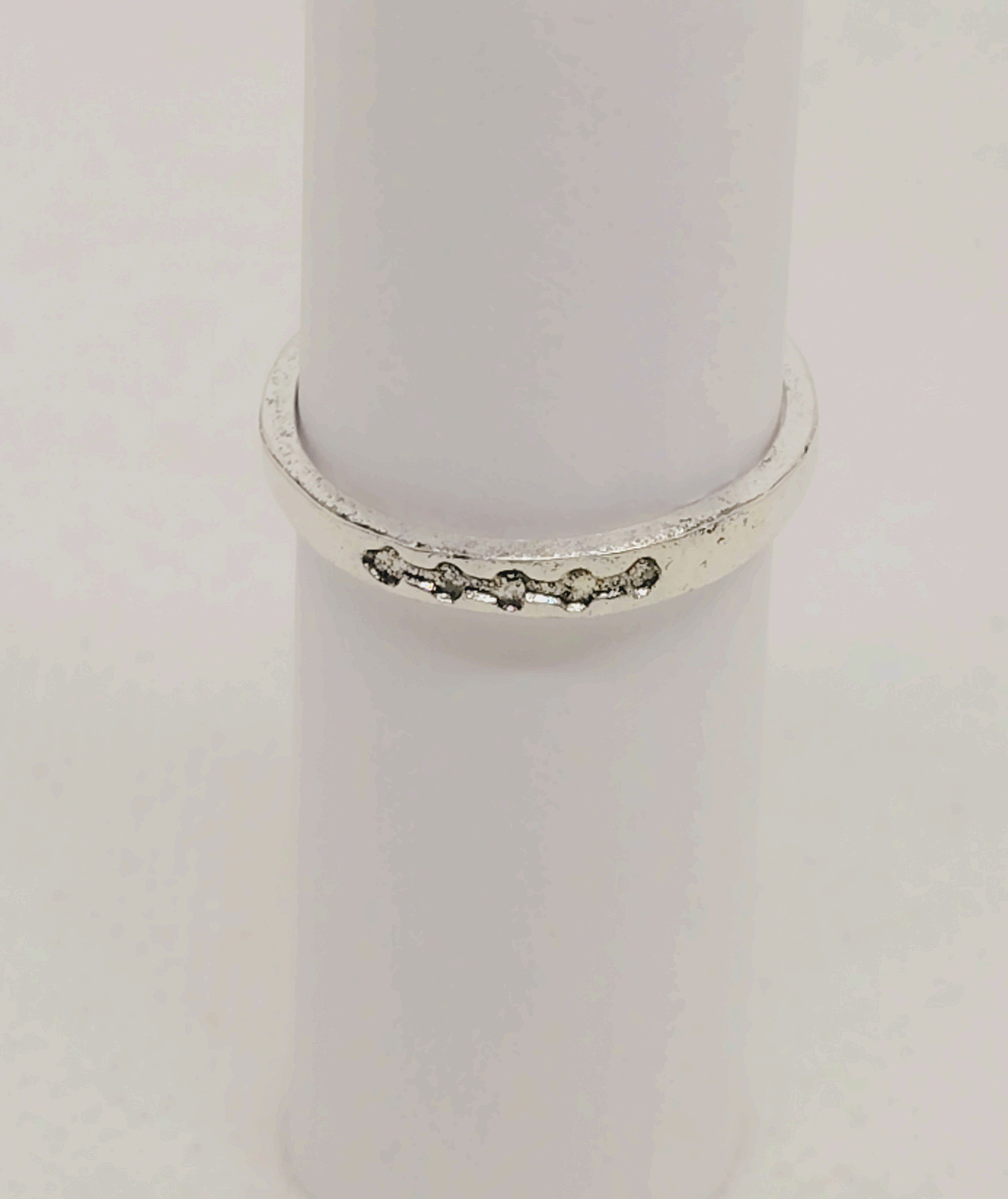Elegant Sterling Silver Band with Dainty Gem Accents – Size 5.5